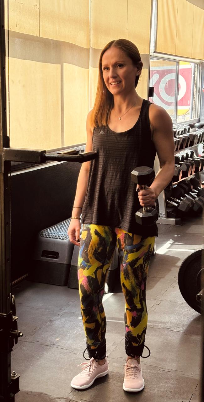 La Dra. Ligia Arechavala entrenando con mancuernas en el gimnasio